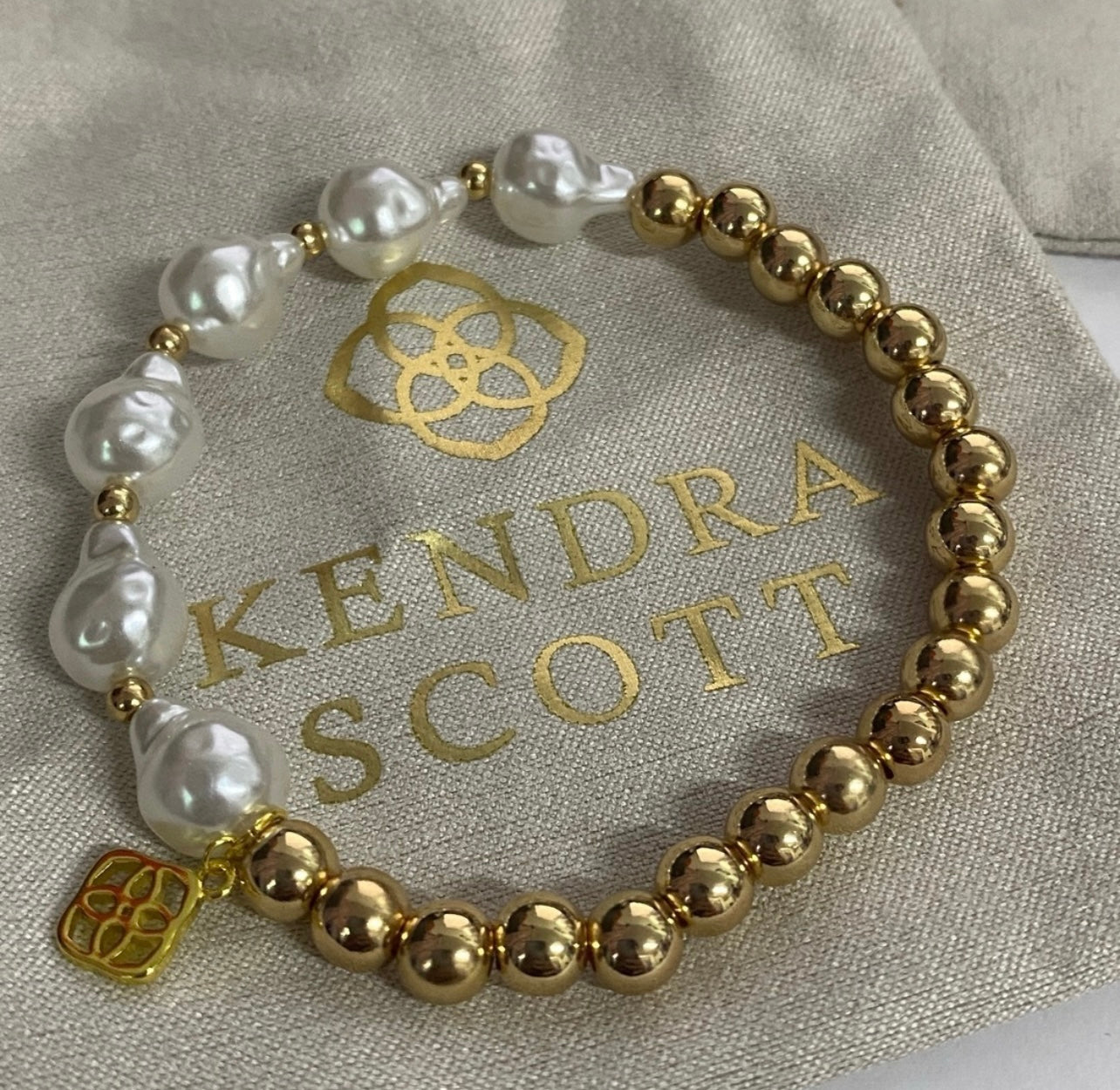 Pearl and gold stretch bracelet